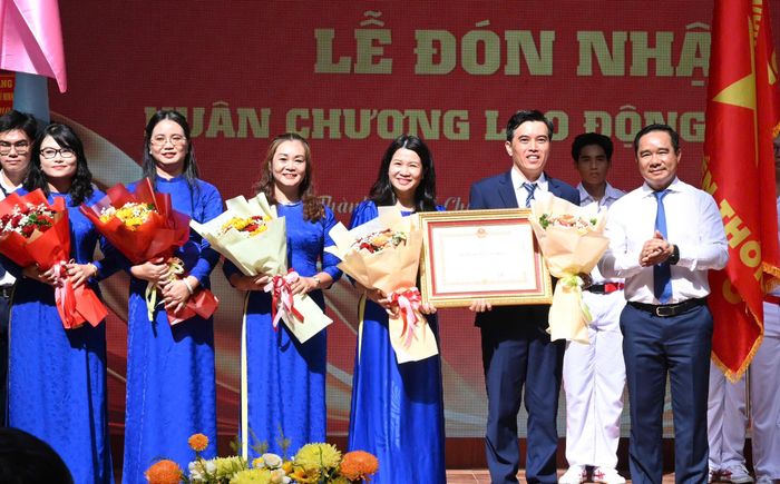  Đồng chí Nguyễn Văn Được tặng hoa chúc mừng Trường THPT Trần Khai Nguyên vinh dự đón nhận phần thưởng cao quý. Ảnh: VIỆT DŨNG 