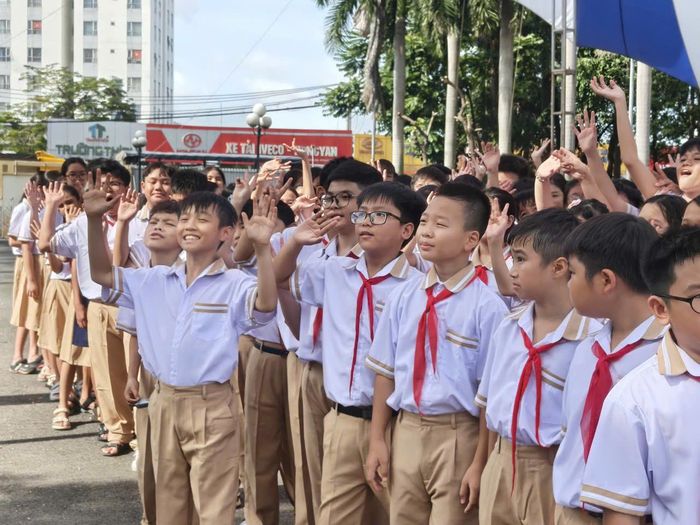  Những học sinh đầu tiên của Trường TH-THCS-THPT Lê Thị Riêng, TPHCM - ngôi trường "đặc biệt" được tận dụng từ trụ sở dôi dư. 