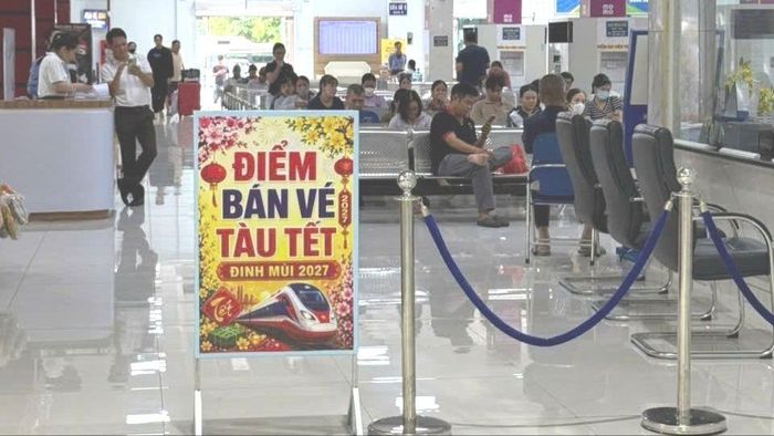 Hành khách chờ mua vé tàu. Ảnh: QUỐC HÙNG