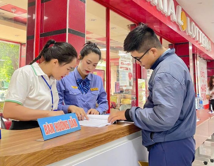 Hành khách mua vé trực tiếp ở ga Sài Gòn. Ảnh: QUỐC HÙNG