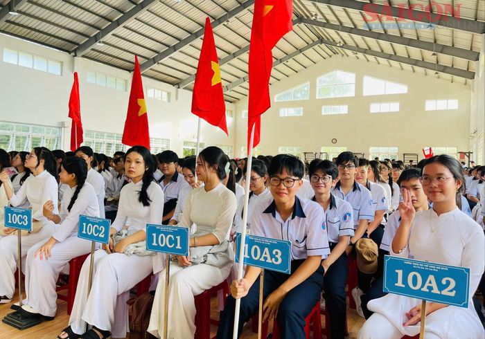  Học sinh Trường THPT Ngô Quyền hân hoan dự lễ khai giảng năm học mới 
