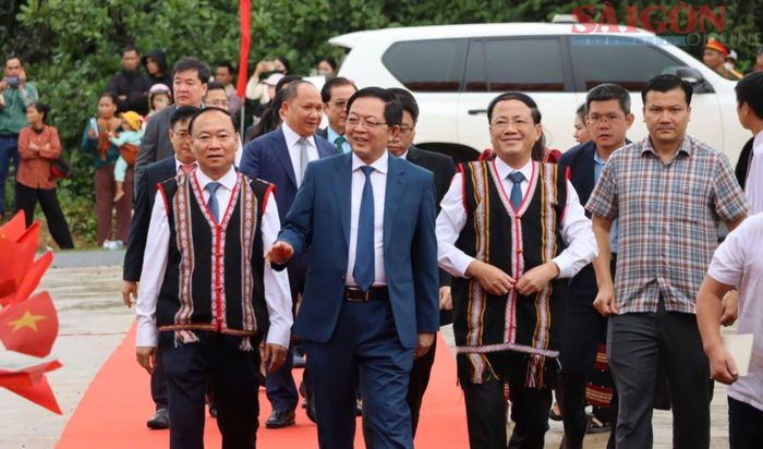  Phó Thủ tướng Hồ Quốc Dũng dự lễ khai giảng tại Trường Phổ thông nội trú liên cấp Tiểu học - THCS xã Ia Púch. Ảnh: HỮU PHÚC 