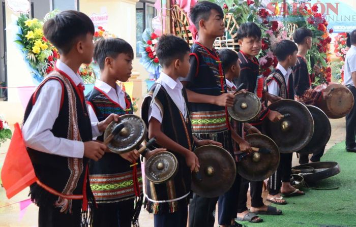  Học sinh Trường Phổ thông nội trú Tiểu học - THCS xã Ia Púch đánh cồng chiêng chào mừng năm học mới. Ảnh : HỮU PHÚC 