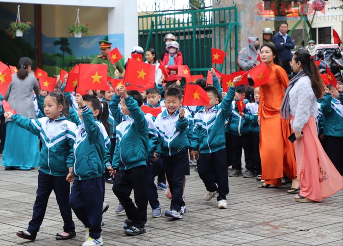  Các em học sinh lớp 1 được chào đón trong lễ khai giảng tại phân hiệu Phan Như Thạch, Trường Tiểu học Lý Thường Kiệt (phường Lâm Viên - Đà Lạt, tỉnh Lâm Đồng). Ảnh: ĐOÀN KIÊN 