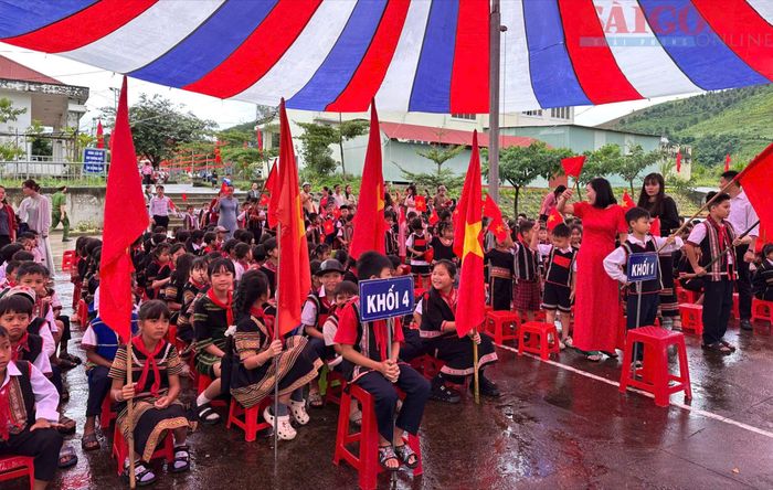  Trường Phổ thông dân tộc bán trú Tiểu học Tu Mơ Rông tổ chức khai giảng. Ảnh: VƯƠNG TRẦN 