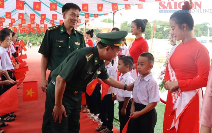  Bộ đội biên phòng Gia Lai thăm hỏi các em học sinh dự khai giảng tại Trường Phổ thông nội trú liên cấp Tiểu học - THCS xã Ia Púch. Ảnh: HỮU PHÚC 