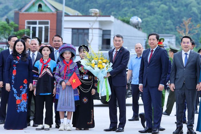  Thủ tướng Lê Minh Hưng và các đại biểu dự lễ khai giảng năm học 2026-2027 tại Lào Cai, sáng 5-9. Ảnh: VIẾT CHUNG 