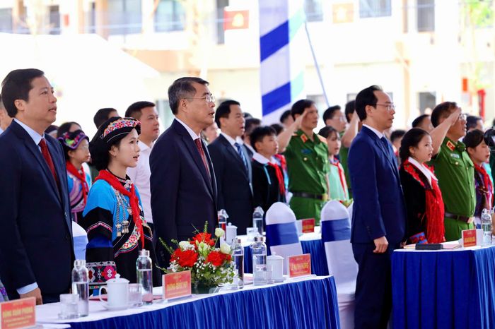  Thủ tướng Lê Minh Hưng và các đại biểu dự lễ khai giảng năm học 2026-2027 tại Lào Cai, sáng 5-9. Ảnh: VIẾT CHUNG 