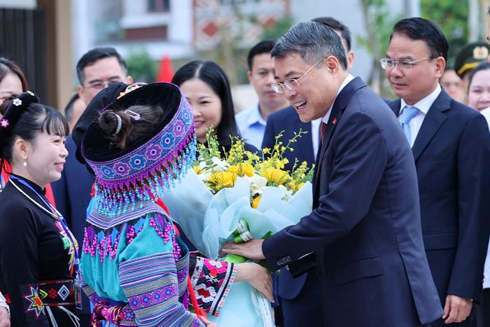  Thủ tướng Lê Minh Hưng và các đại biểu dự lễ khai giảng năm học 2026-2027 tại Lào Cai, sáng 5-9. Ảnh: VIẾT CHUNG 