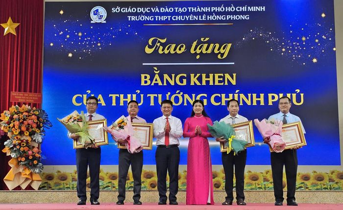  Phó Chủ tịch UBND TPHCM Nguyễn Mạnh Cường và Trưởng phòng Giáo dục phổ thông, Sở GD-ĐT TPHCM Nguyễn Thị Bé Hiền trao Bằng khen của Thủ tướng Chính phủ cho các thầy, cô giáo Trường THPT chuyên Lê Hồng Phong đạt thành tích xuất sắc. Ảnh: CÔNG CHƯƠNG 