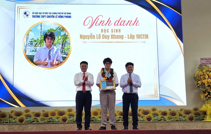  Phó Chủ tịch UBND TPHCM Nguyễn Mạnh Cường và Hiệu trưởng Trường THPT chuyên Lê Hồng Phong Hồ Tấn Minh tuyên dương em Nguyễn Lê Duy Khang, học sinh lớp 10 chuyên Tin 1, là thành viên đội tuyển Việt Nam tham dự Olympic Trí tuệ nhân tạo quốc tế (IOAI) 2026 tại Astana, Kazakhstan và giành Huy chương Đồng. Ảnh: CÔNG CHƯƠNG 