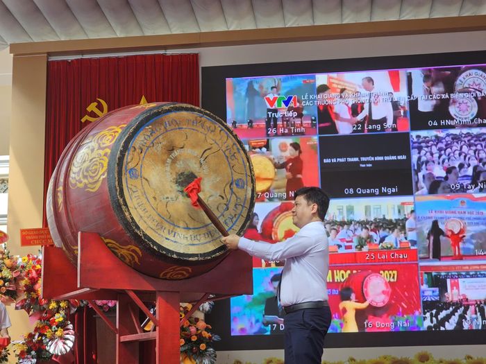  Ông Hồ Tấn Minh, Hiệu trưởng Trường THPT chuyên Lê Hồng Phong, TPHCM, đánh trống khai giảng năm học 2026-2027. Ảnh: CÔNG CHƯƠNG 