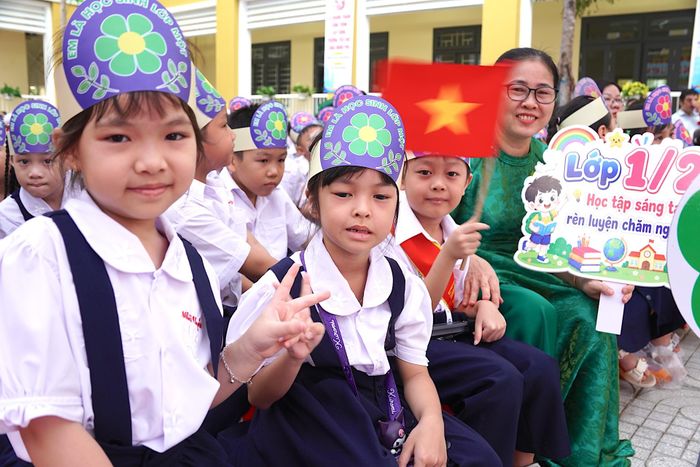  Cô và trò Trường Tiểu học Tăng Nhơn Phú. Ảnh: QUANG HUY 