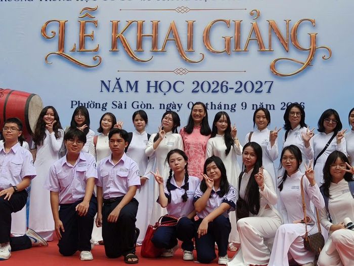  Cô, trò Trường THCS-THPT Trần Đại Nghĩa hân hoan đón chào năm học mới. 