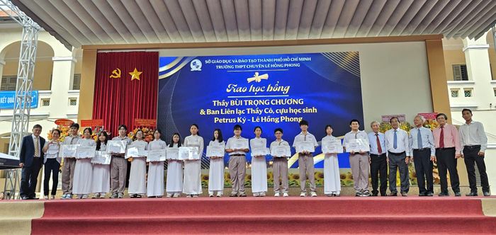  Quỹ học bổng thầy Bùi Trọng Chương và Ban Liên lạc thầy cô, cựu học sinh Petrus Ký - Lê Hồng Phong trao học bổng cho các em học sinh. Ảnh: CÔNG CHƯƠNG 