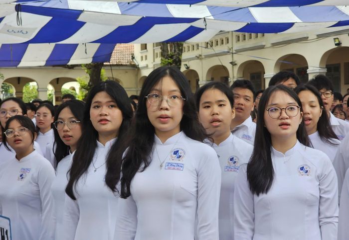  Học sinh khối lớp 10 Trường THPT chuyên Lê Hồng Phong (TPHCM) trong ngày khai giảng năm học 2026-2027. Ảnh: CÔNG CHƯƠNG 
