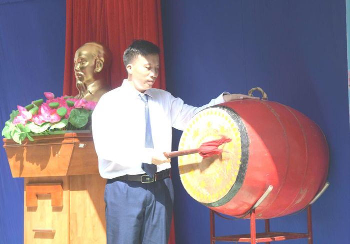 Trung tá Vũ Đức Quỳnh, Chỉ huy trưởng đảo Trường Sa đánh hồi trống khai giảng năm học mới