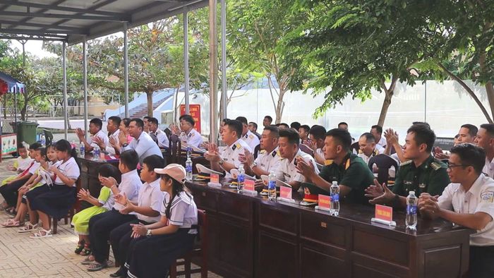 Buổi khai giảng tại Trường Tiểu học Đá Tây