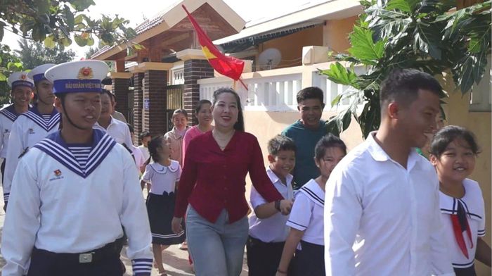 Cán bộ, chiến sĩ, phụ huynh đảo Đá Tây hân hoan đưa các em học sinh đến trường