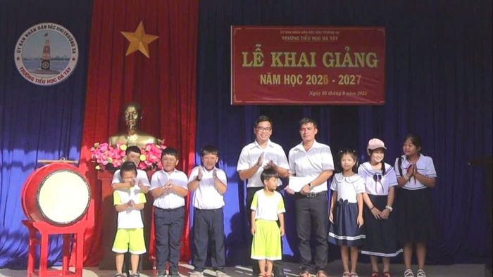 Tặng quà cho giáo viên tại Trường Tiểu học Đá Tây