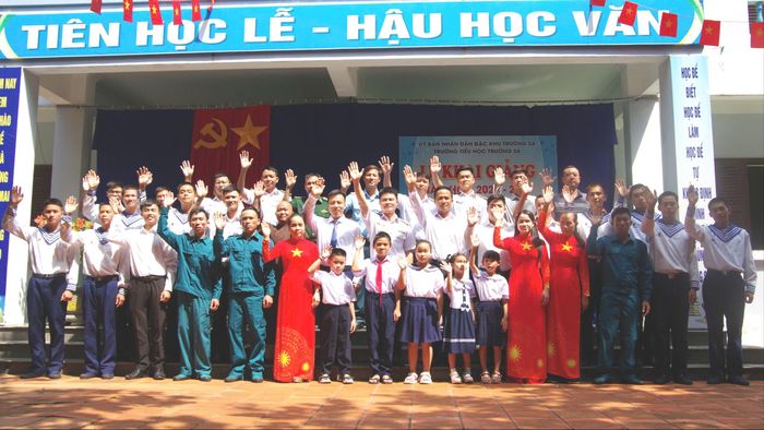 Giáo viên, học sinh, nhân dân và các lực lượng trên đảo Trường Sa chào mừng năm học mới
