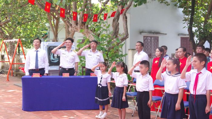 Lễ chào cờ trang nghiêm trong buổi Lễ khai giảng tại Trường Tiểu học Trường Sa
