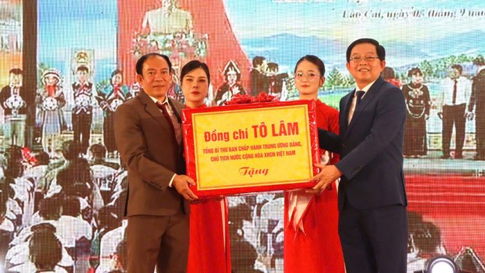 Phó Thủ tướng Hồ Quốc Dũng trao quà của Tổng Bí thư, Chủ tịch nước Tô Lâm cho Trường Phổ thông nội trú Tiểu học và THCS Ia Púch. Ảnh: HỮU PHÚC