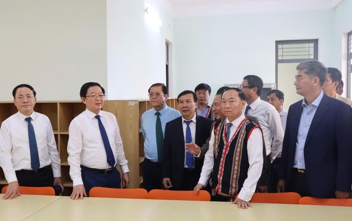 Phó Thủ tướng Hồ Quốc Dũng thăm các phòng chức năng của trường. Ảnh: HỮU PHÚC