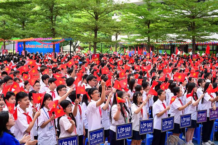 Học sinh Trường THCS Trần Duy Hưng, Hà Nội, trong ngày khai trường. Ảnh: ĐỖ TRUNG