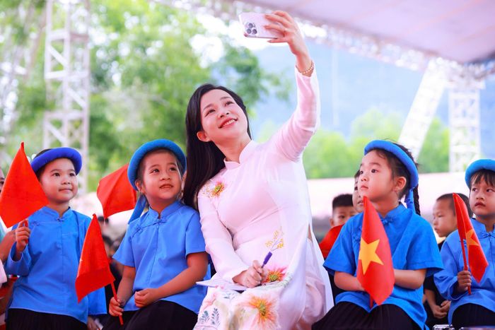 Cô và trò Trường Phổ thông nội trú Tiểu học và THCS Bình Liêu, tỉnh Quảng Ninh ngày khai giảng, sáng 5-9. Ảnh: VIẾT CHUNG