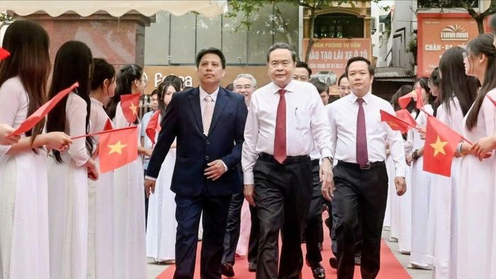 Chủ tịch Quốc hội Trần Thanh Mẫn và các đại biểu dự lễ khai giảng năm học 2026-2027 tại Trường THPT Lê Quý Đôn, tỉnh Hưng Yên, sáng 5-9. Ảnh VIẾT CHUNG