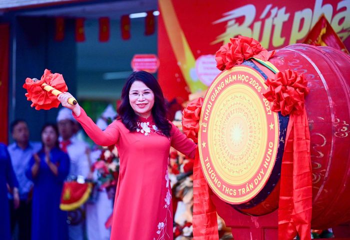 Cô Lê Kim Anh, Hiệu trưởng Trường THCS Trần Duy Hưng, Hà Nội, đánh trống khai trường. Ảnh: ĐỖ TRUNG