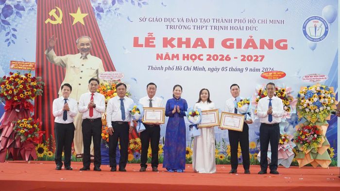 Đồng chí Nguyễn Lộc Hà cùng lãnh đạo Sở GD-ĐT TPHCM tặng hoa chúc mừng và trao bằng khen của UBND TP cho các tập thể, cá nhân