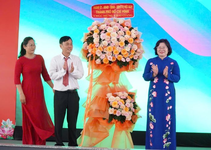 Phó Bí thư Thành ủy TPHCM Văn Thị Bạch Tuyết tặng lẵng hoa chúc mừng lễ khai giảng năm học mới