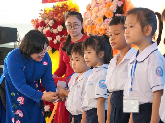 Đồng chí Văn Thị Bạch Tuyết trao quà cho các em học sinh có hoàn cảnh khó khăn