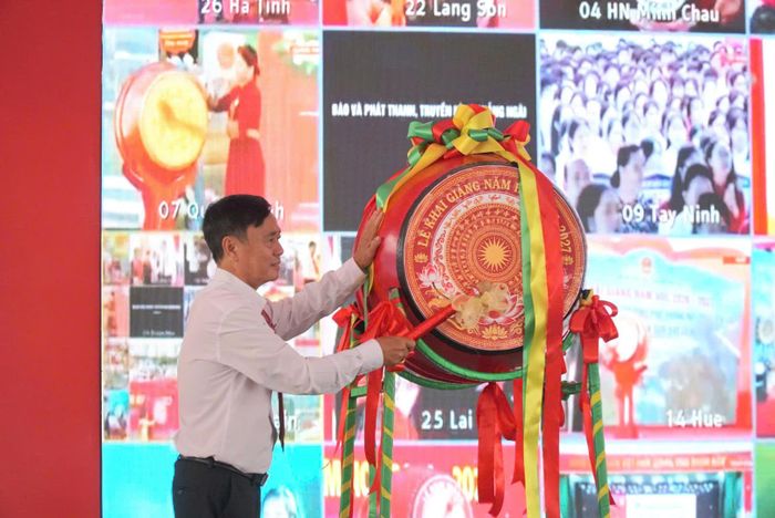 Hiệu trưởng Trường Tiểu học Bình Chuẩn 3 Hồ Văn Dũng đánh trống khai giảng năm học mới