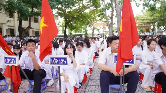 Các em học sinh Trường THPT Trần Hưng Đạo trong ngày khai giảng năm học mới. Ảnh: NGUYỄN NAM