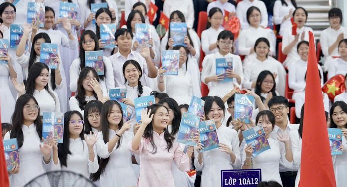 Học sinh Trường THPT Trịnh Hoài Đức phấn khởi trong ngày khai giảng năm học mới