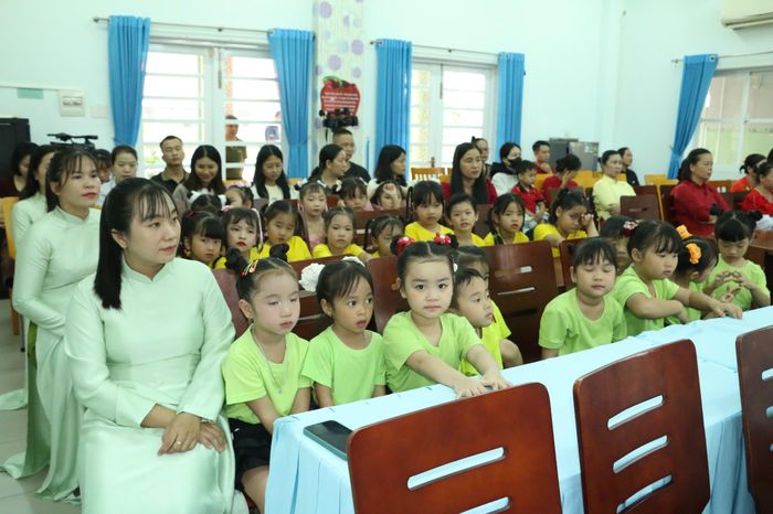 Cô và trò Trường Mầm non Bàu Bàng trong ngày khai giảng