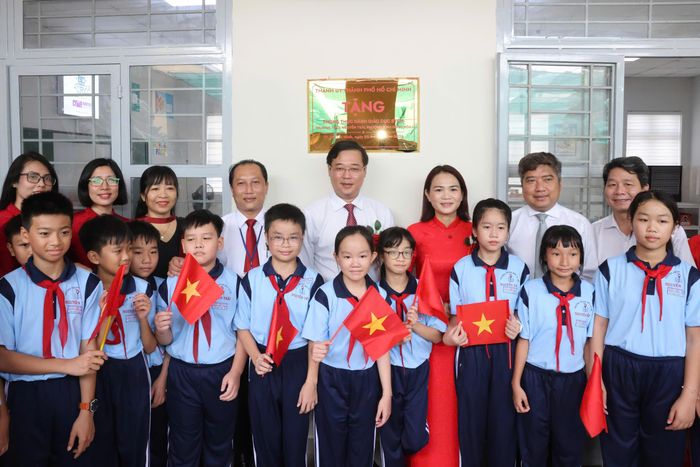 Đồng chí Lê Quốc Phong cùng thầy cô, học sinh thực hiện nghi thức khánh thành phòng học STEM. Ảnh: HOÀNG TRIỀU