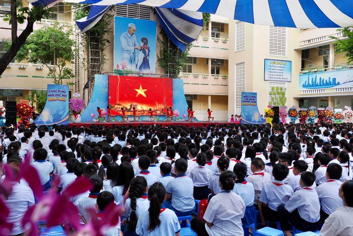 Các tiết mục văn nghệ sôi động chào mừng năm học 2026-2027 tại Trường Tiểu học Trần Hưng Đạo. Ảnh: HOÀNG HÙNG