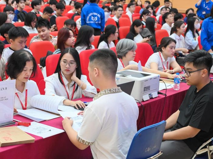 Tân sinh viên Trường Đại học Y Hà Nội làm thủ tục nhập học. Ảnh: NGỌC DUNG
