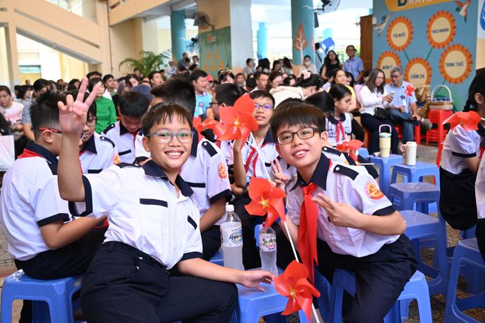 Học sinh Trường Tiểu học Nguyễn Bỉnh Khiêm (phường Sài Gòn, TPHCM) hào hứng dự lễ khai giảng năm học 2026-2027. Ảnh: THU TÂM