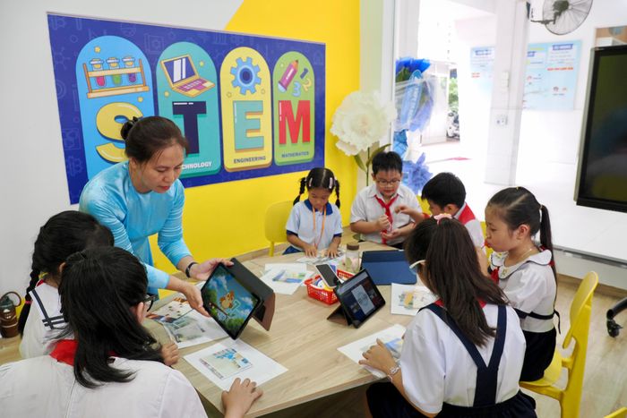 Học sinh Trường Tiểu học Trần Hưng Đạo (phường Cầu Ông Lãnh, TPHCM) tham gia hoạt động STEM ngay sau lễ khai giảng năm học 2026-2027. Ảnh: HOÀNG HÙNG