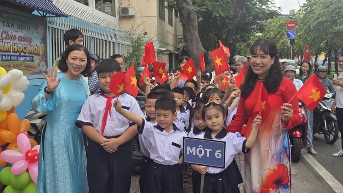Học sinh tại phân hiệu số 181 đường Hoàng Sa của Trường Tiểu học-THCS Tân Định (phường Tân Định, TPHCM) hân hoan chào đón năm học mới. Ảnh: THU TÂM.