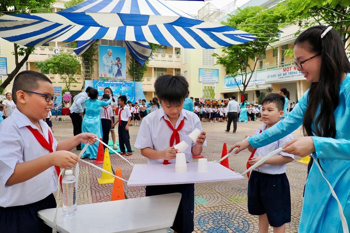 Học sinh Trường Tiểu học Trần Hưng Đạo (phường Cầu Ông Lãnh, TPHCM) tham gia hoạt động tập thể đầu năm ngay sau lễ khai giảng năm học 2026-2027. Ảnh: HOÀNG HÙNG