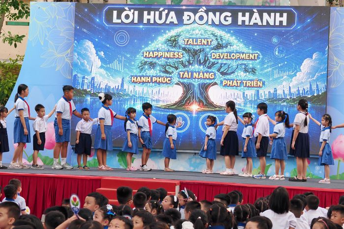 Học sinh lớp 5 nắm tay chào đón các em học sinh lớp 1 trong ngày khai giảng năm học 2026-2027 tại Trường Tiểu học Trần Hưng Đạo (phường Cầu Ông Lãnh, TPHCM). Ảnh: HOÀNG HÙNG
