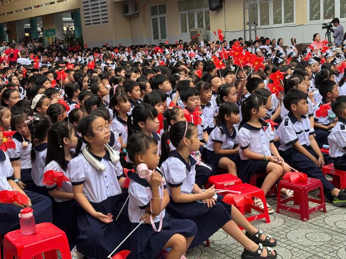 Học sinh Trường Tiểu học Nguyễn Bỉnh Khiêm (phường Sài Gòn, TPHCM) hào hứng dự lễ khai giảng năm học 2026-2027. Ảnh: THU TÂM