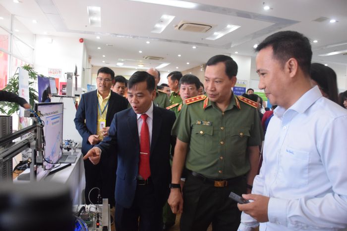  Thứ trưởng Bộ Công an Lê Văn Tuyến tham quan gian hàng của các khoa và doanh nghiệp tại lễ khai giảng 
