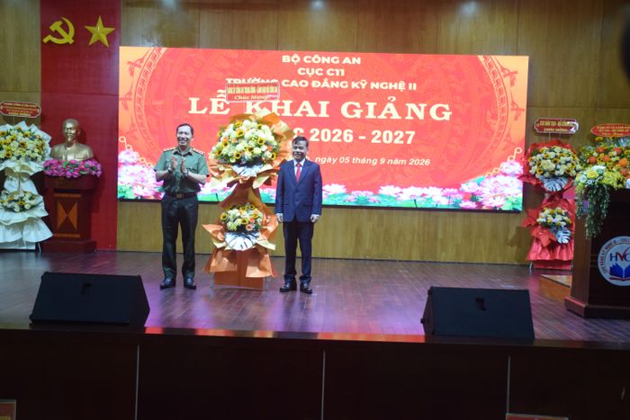  Thứ trưởng Bộ Công an Lê Văn Tuyến tặng hoa chúc mừng năm học mới cho PGS.TS Bùi Văn Hưng, Hiệu trưởng Trường Cao đẳng Kỹ nghệ II 